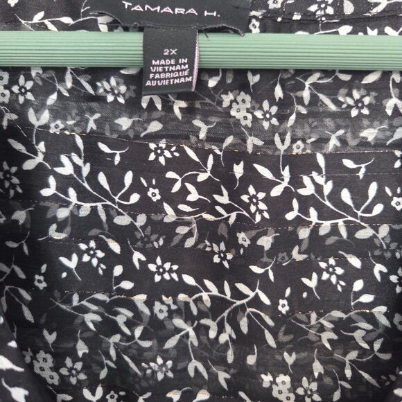 Tamara H Flowy Ruffled front black with white flowers. Size 2X - Picture 4 of 9